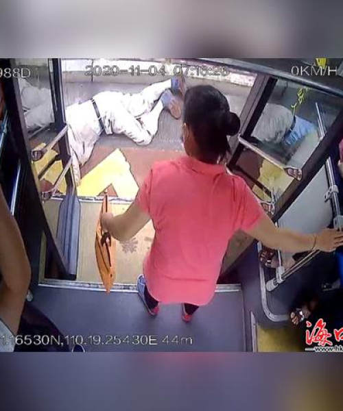 下公交车摔倒视频大全最新
